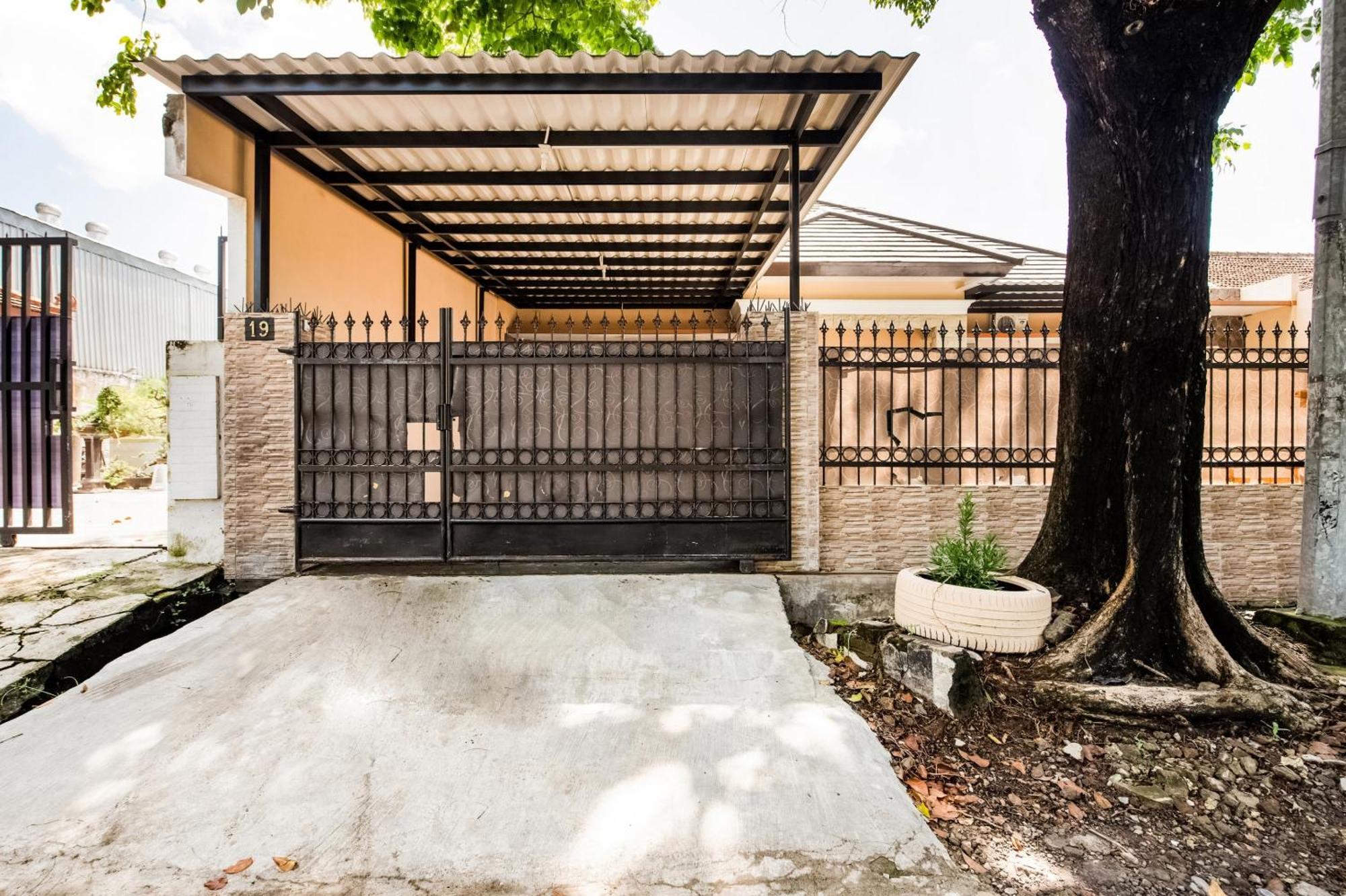 Готель Oyo Life 3398 Griya Rm 19 Syariah Сурабая Екстер'єр фото